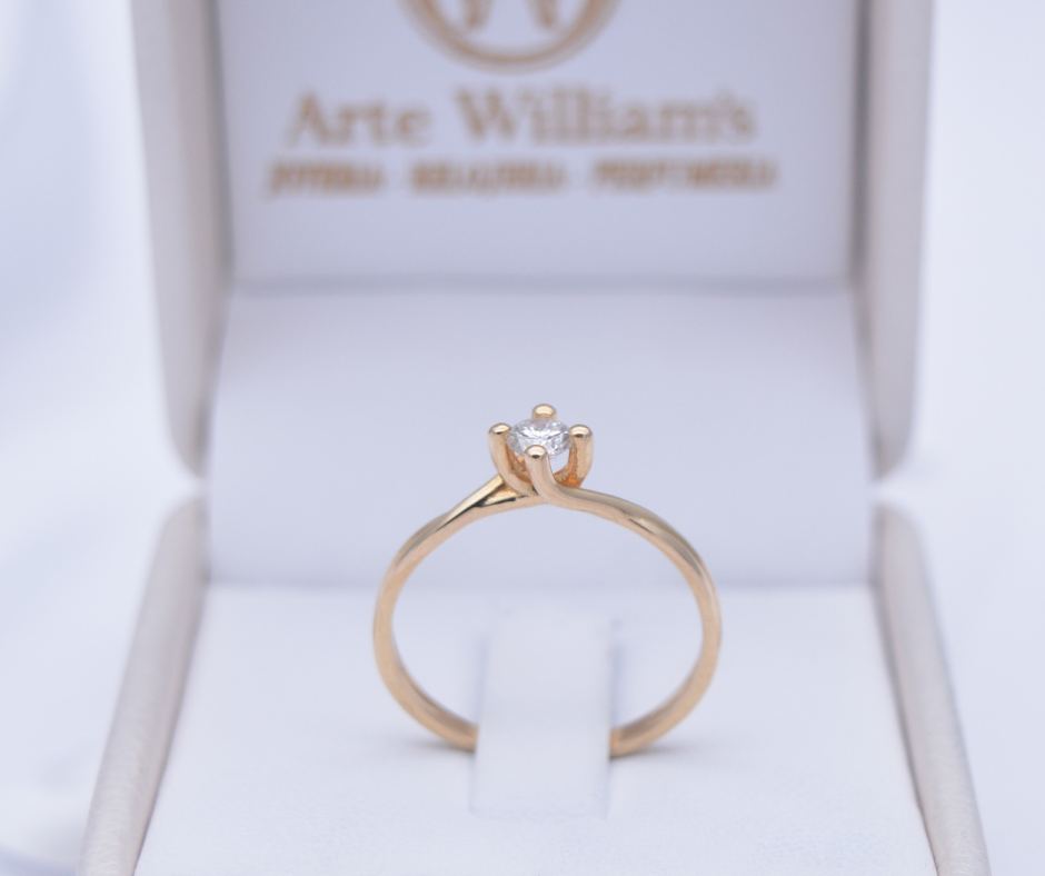 ANILLO SOLITARIO CON DIAMANTE EN ORO