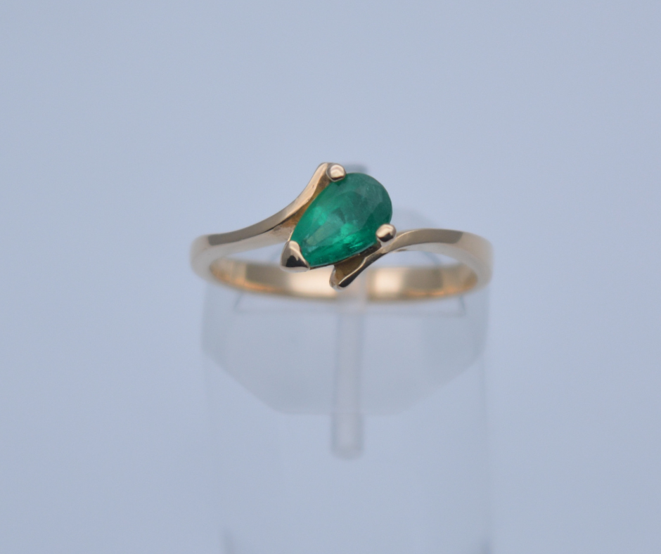 ANILLO GOTA CON ESMERALDA EN ORO