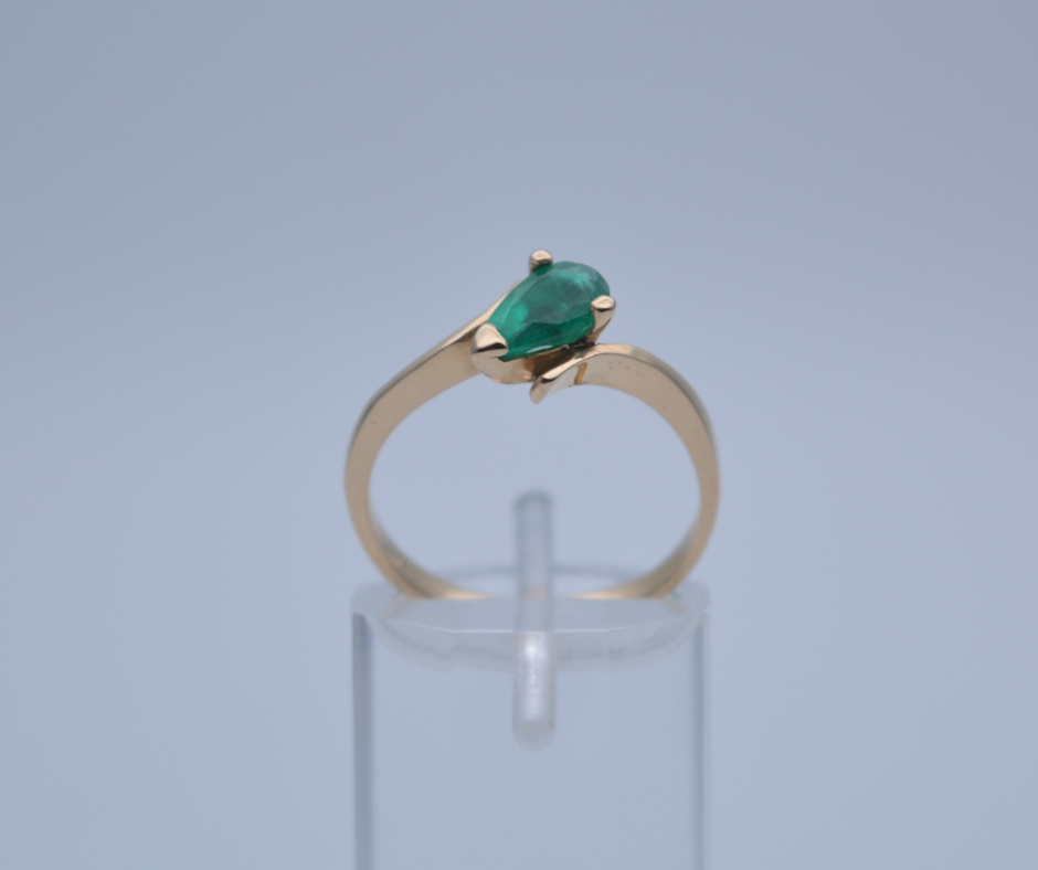 ANILLO GOTA CON ESMERALDA EN ORO