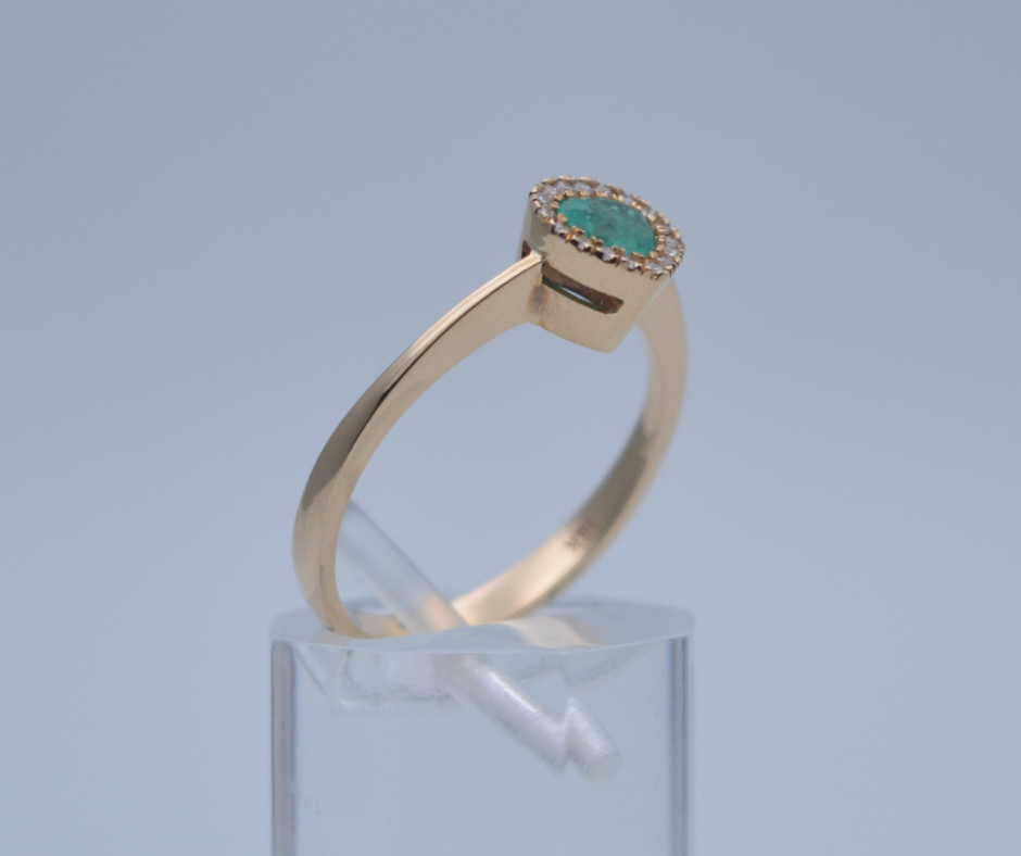 ANILLO CORAZÓN CON ESMERALDA Y DIAMANTES EN ORO