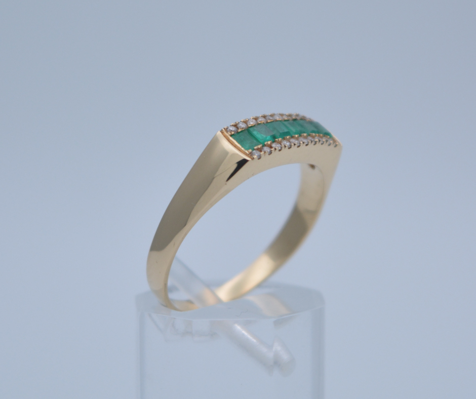 ANILLO ESMERALDAS EN ORO