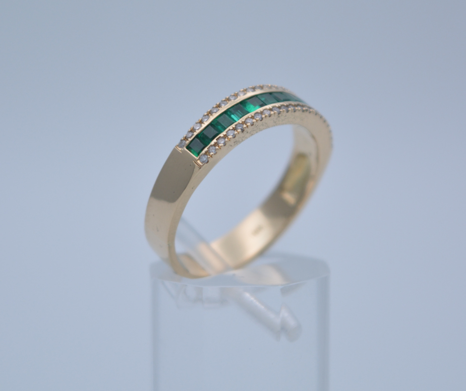 ANILLO ESMERALDAS EN ORO