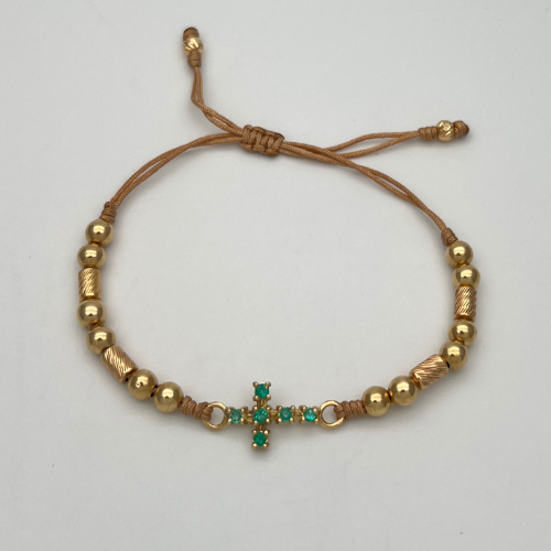 PULSERA TEJIDA CON DIJE CRUZ CON ESMERALADAS, BARRILES Y BALINES EN ORO DE 18K