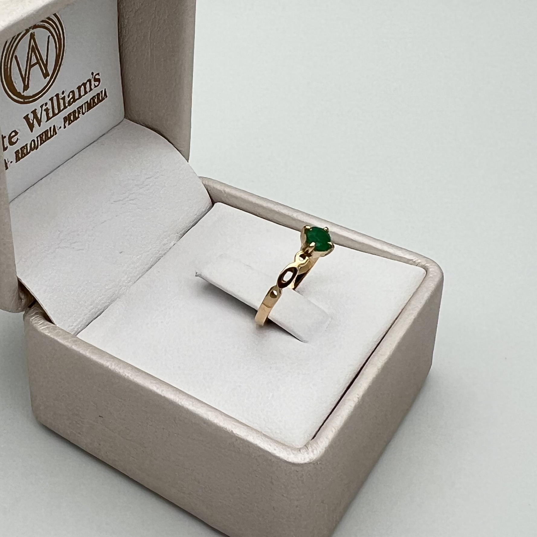 ANILLO SOLITARIO CON ESMERALDA EN ORO DE 18K