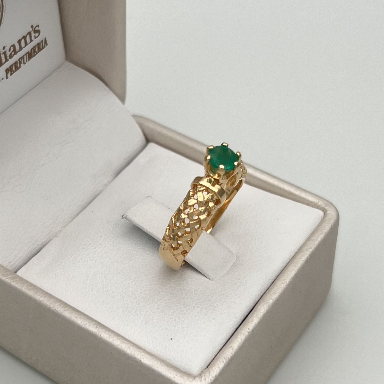 ANILLO SOLITARIO CON ESMERALDA EN ORO DE 18K