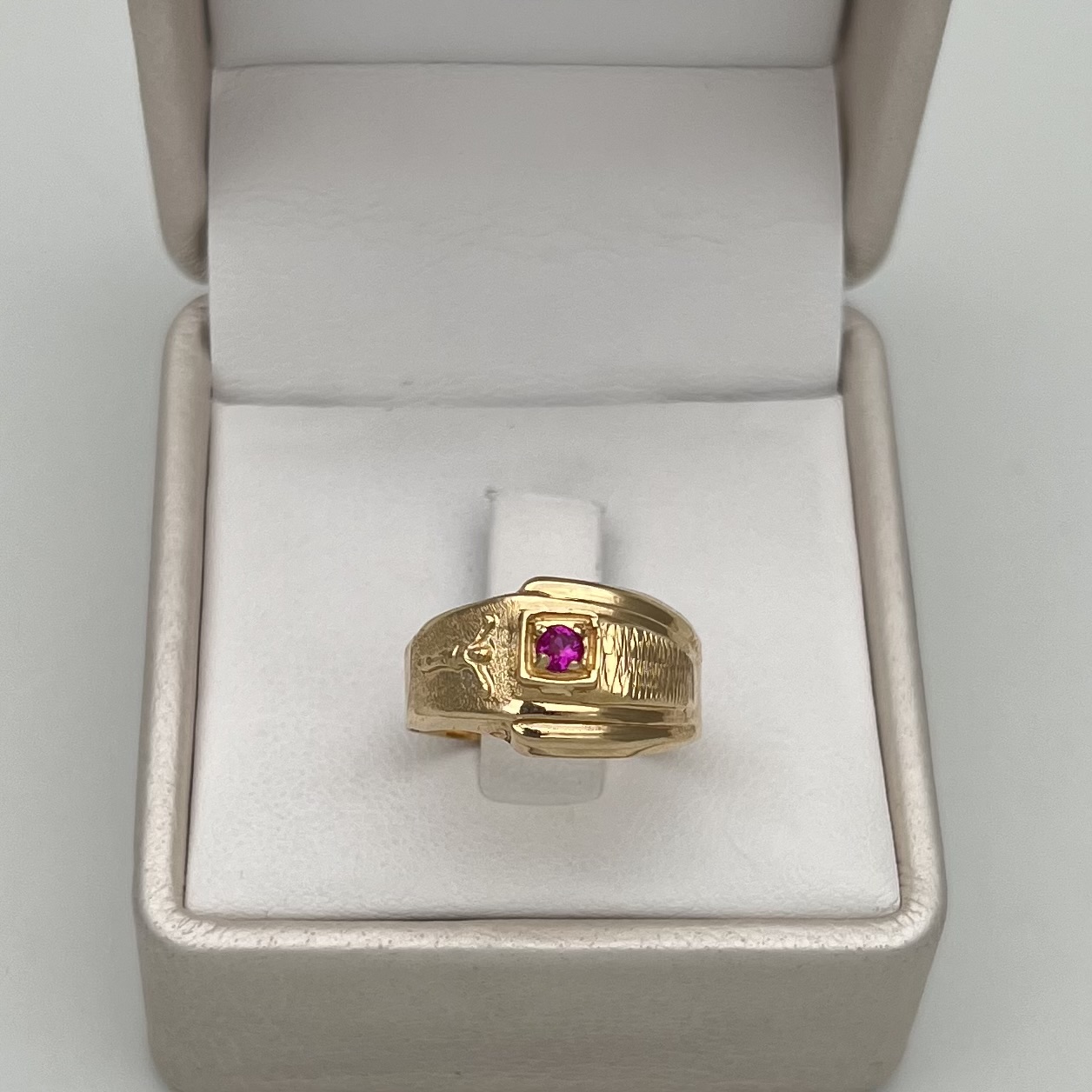 ANILLO CIRCÓN FUCSIA Y CRISTO EN ORO DE 18K