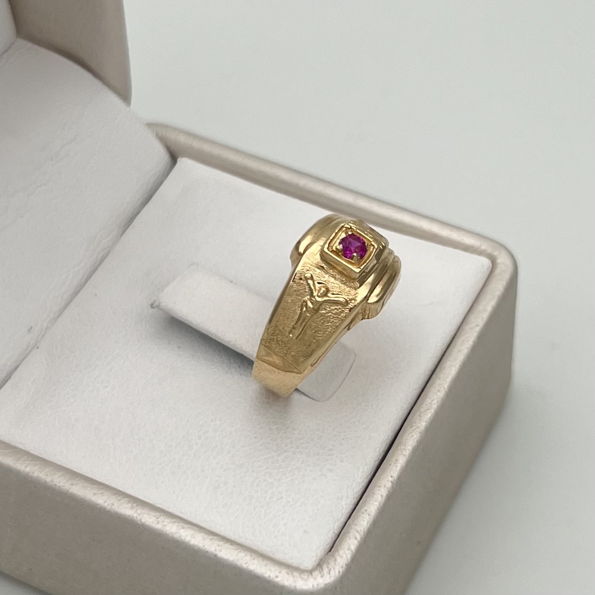 ANILLO CIRCÓN FUCSIA Y CRISTO EN ORO DE 18K