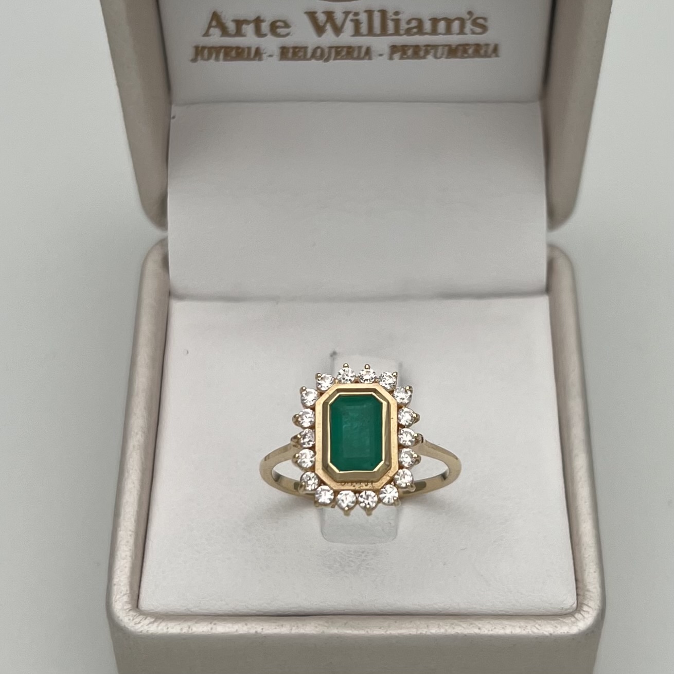 ANILLO ESMERALDA Y CIRCONES INCRUSTADOS EN ORO DE 18K