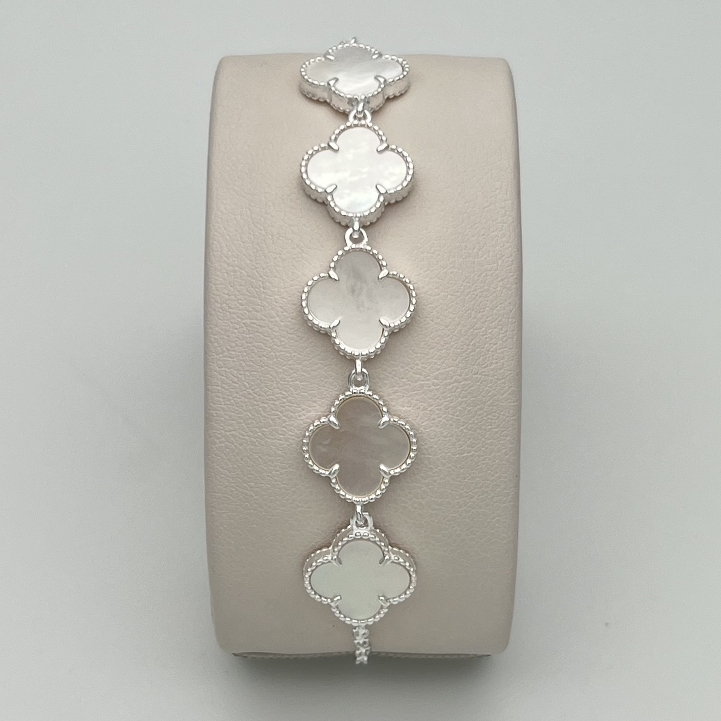 PULSERA TRÉBOL BLANCO NÁCAR EN PLATA