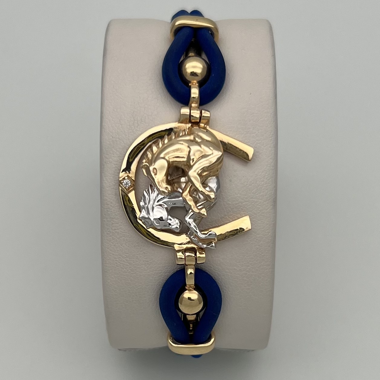 PULSERA DIJE HERRADURA CABALLOS Y CAUCHOS AZULES EN DOS OROS DE 18K